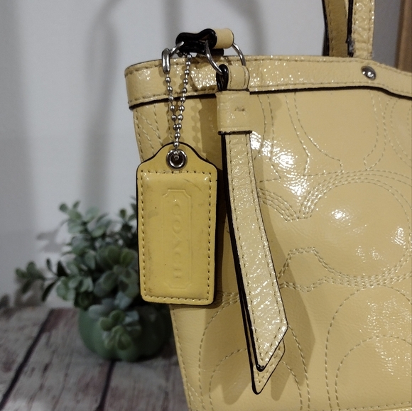 😁 Coach Custard Yellow Patent Leather Signature Stripe Tote Shoulder Bag - Picture 4 of 13